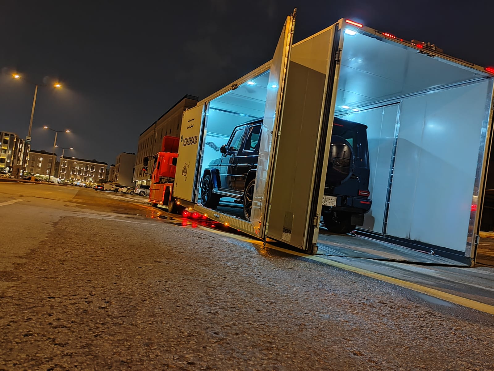 نقل سيارات فاخرة بسطحة مغلقه ليلاً