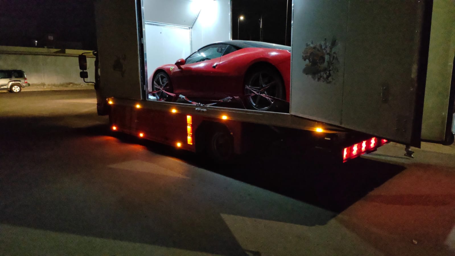 نقل فيراري حمراء بسطحة مغلقه هيدروليك