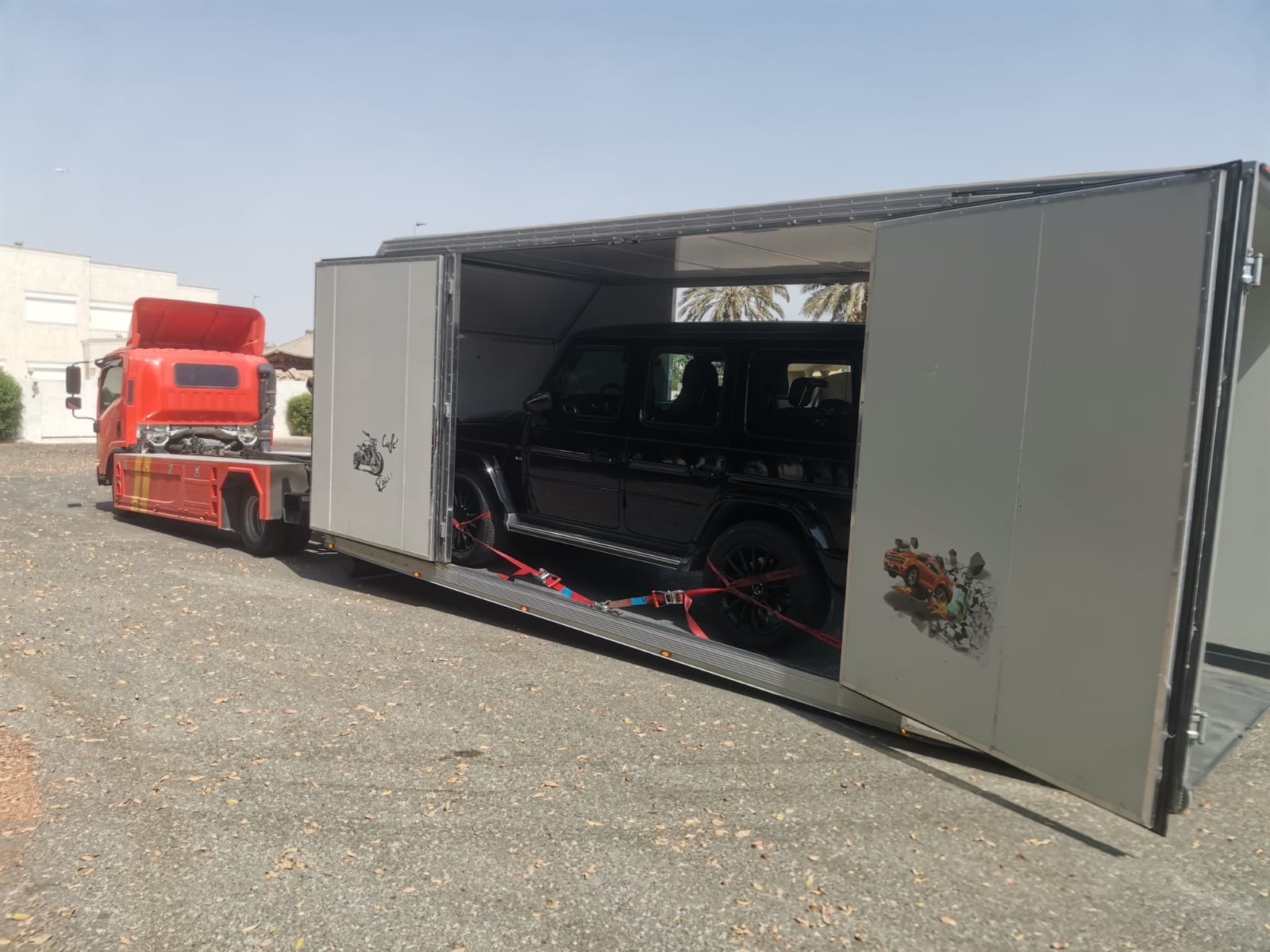 سيارات فاخرة في سطحة مغلقه